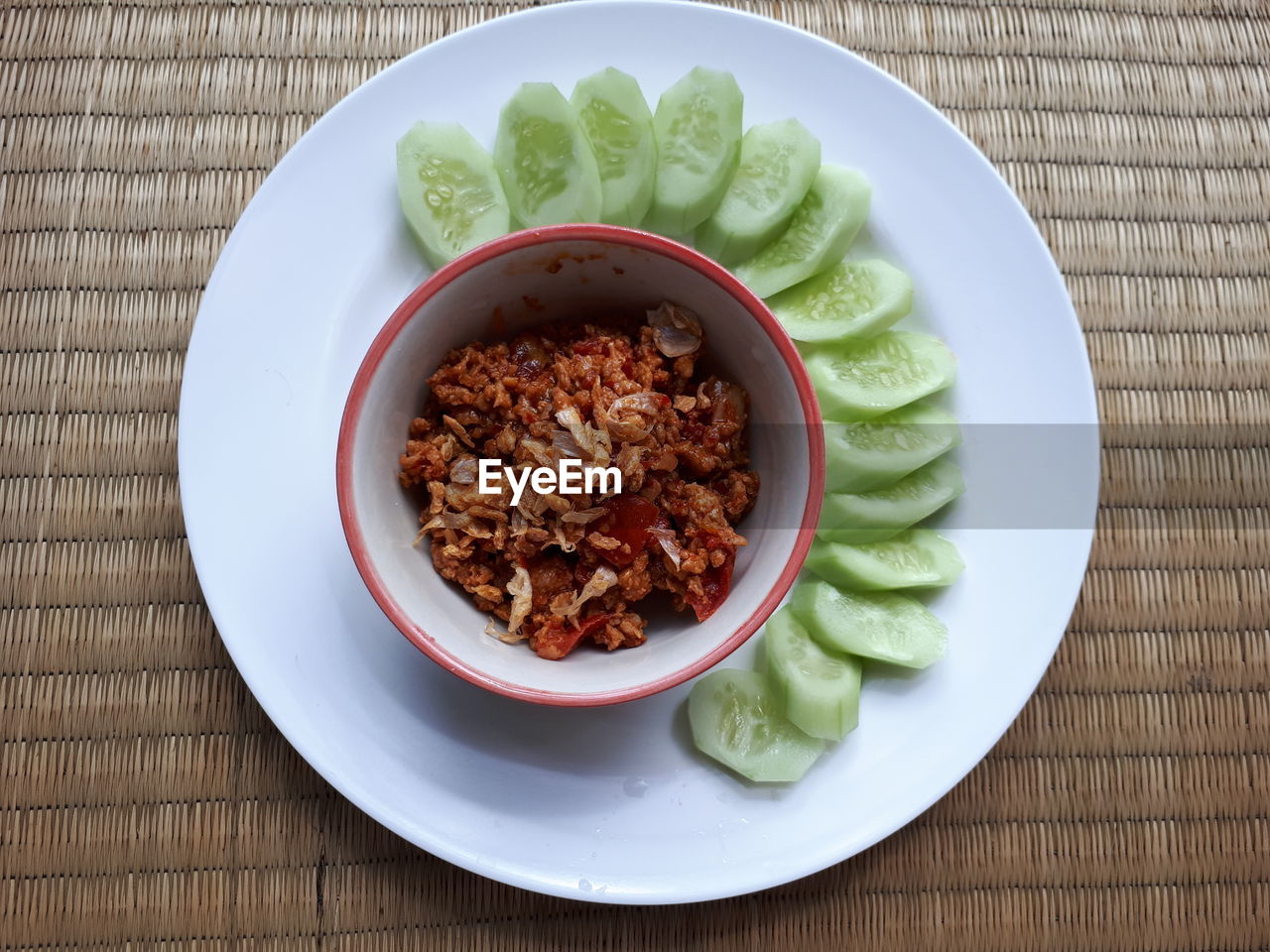 HIGH ANGLE VIEW OF SALAD IN BOWL