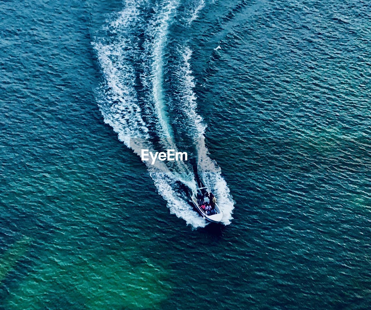 HIGH ANGLE VIEW OF BOAT IN SEA