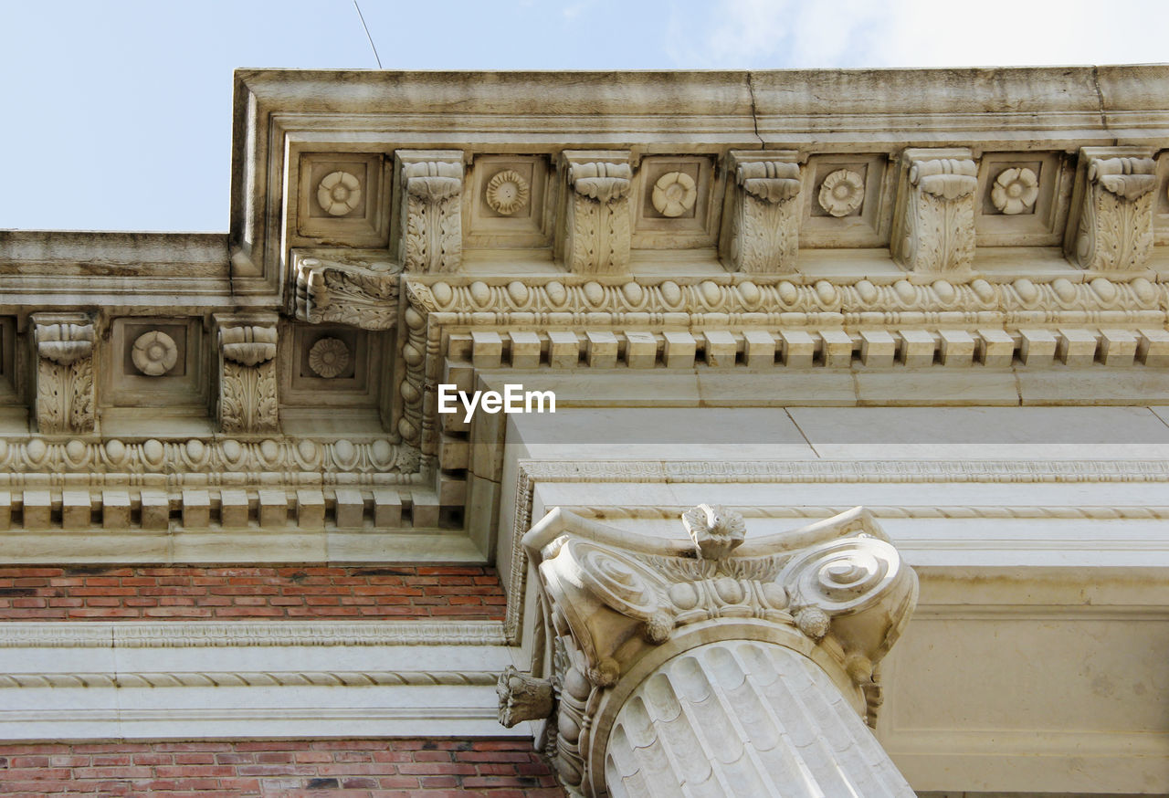 LOW ANGLE VIEW OF STATUE IN BUILDING