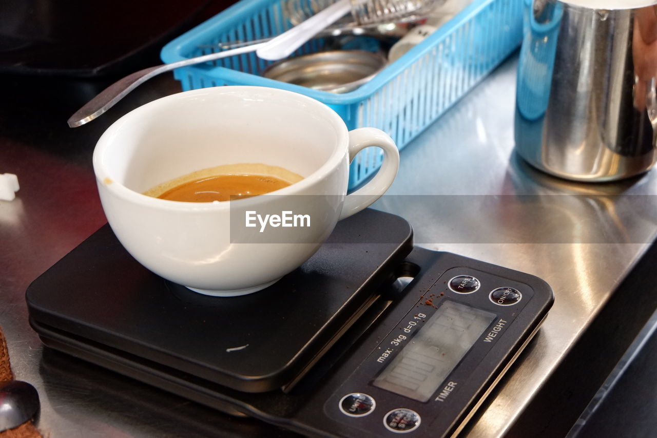 HIGH ANGLE VIEW OF TEA ON TABLE