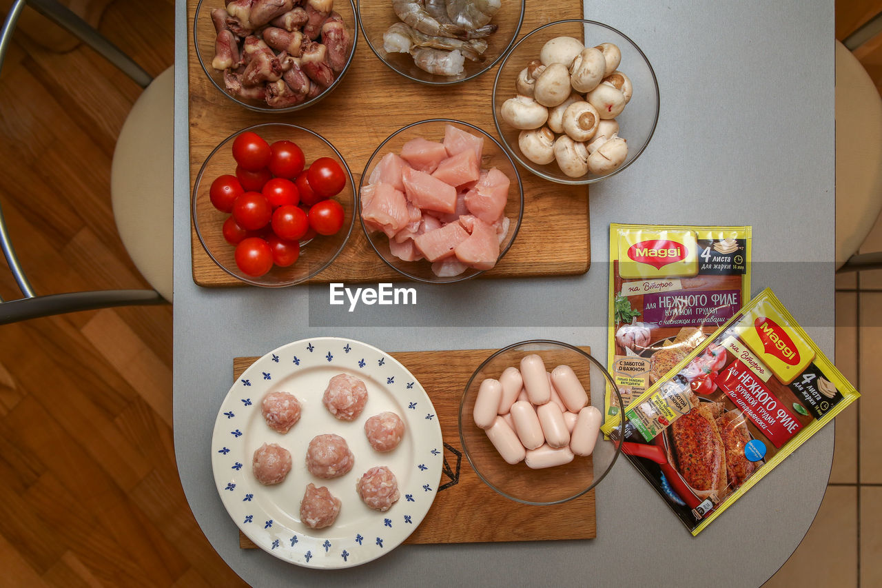 HIGH ANGLE VIEW OF VARIOUS VEGETABLES ON TABLE