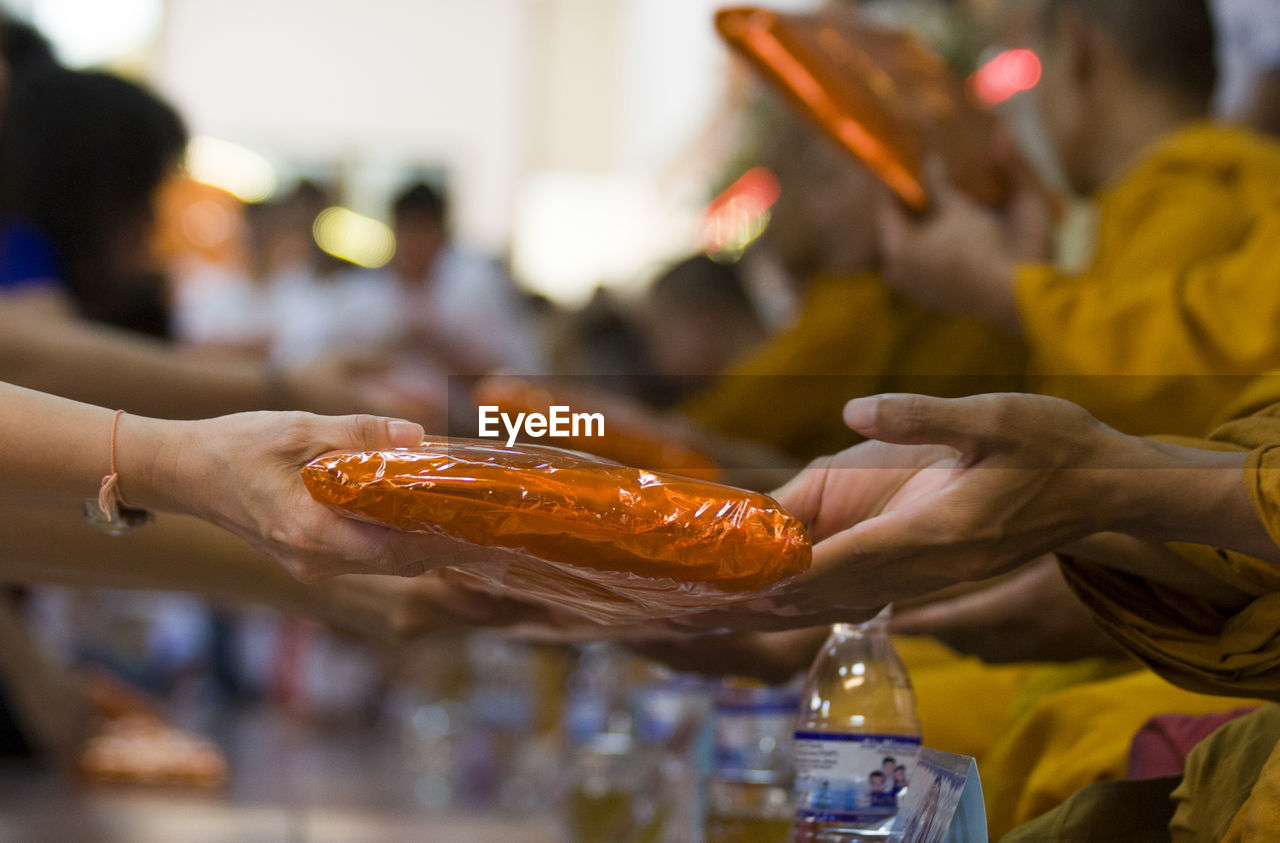 CLOSE-UP OF A HAND HOLDING FOOD