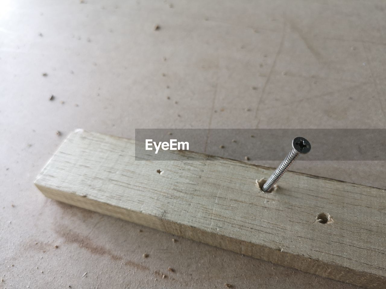 HIGH ANGLE VIEW OF CHAIN ON TABLE AGAINST WALL