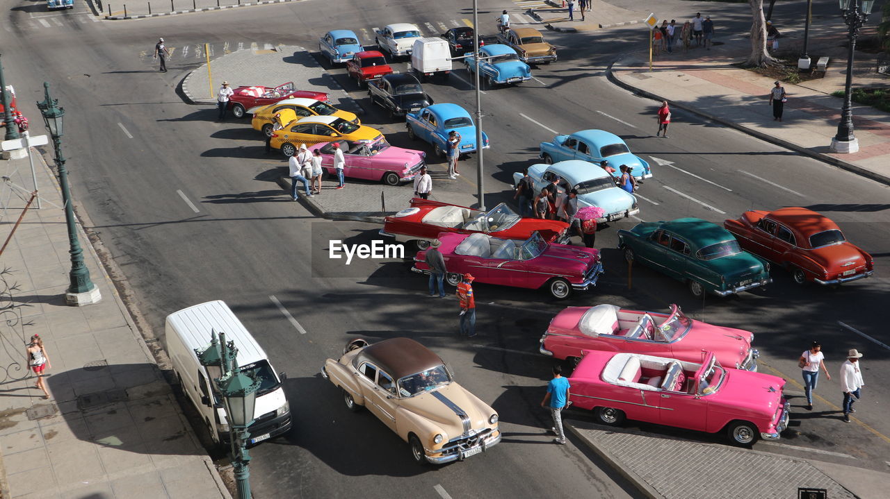 HIGH ANGLE VIEW OF VEHICLES ON ROAD