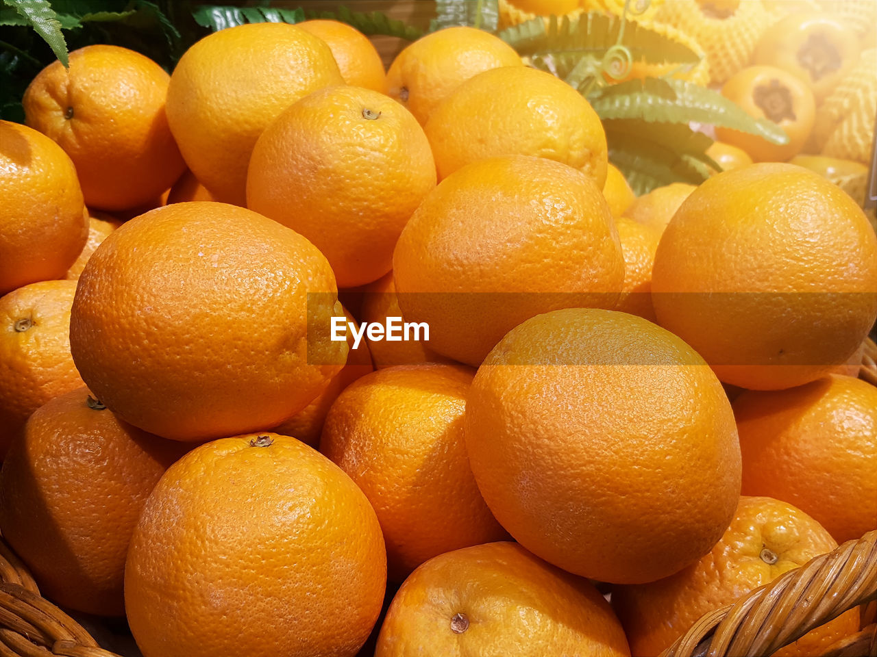 CLOSE-UP OF ORANGES AT MARKET STALL