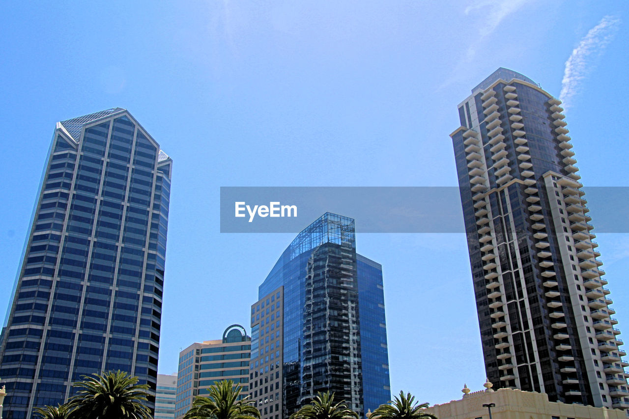 LOW ANGLE VIEW OF SKYSCRAPERS IN CITY