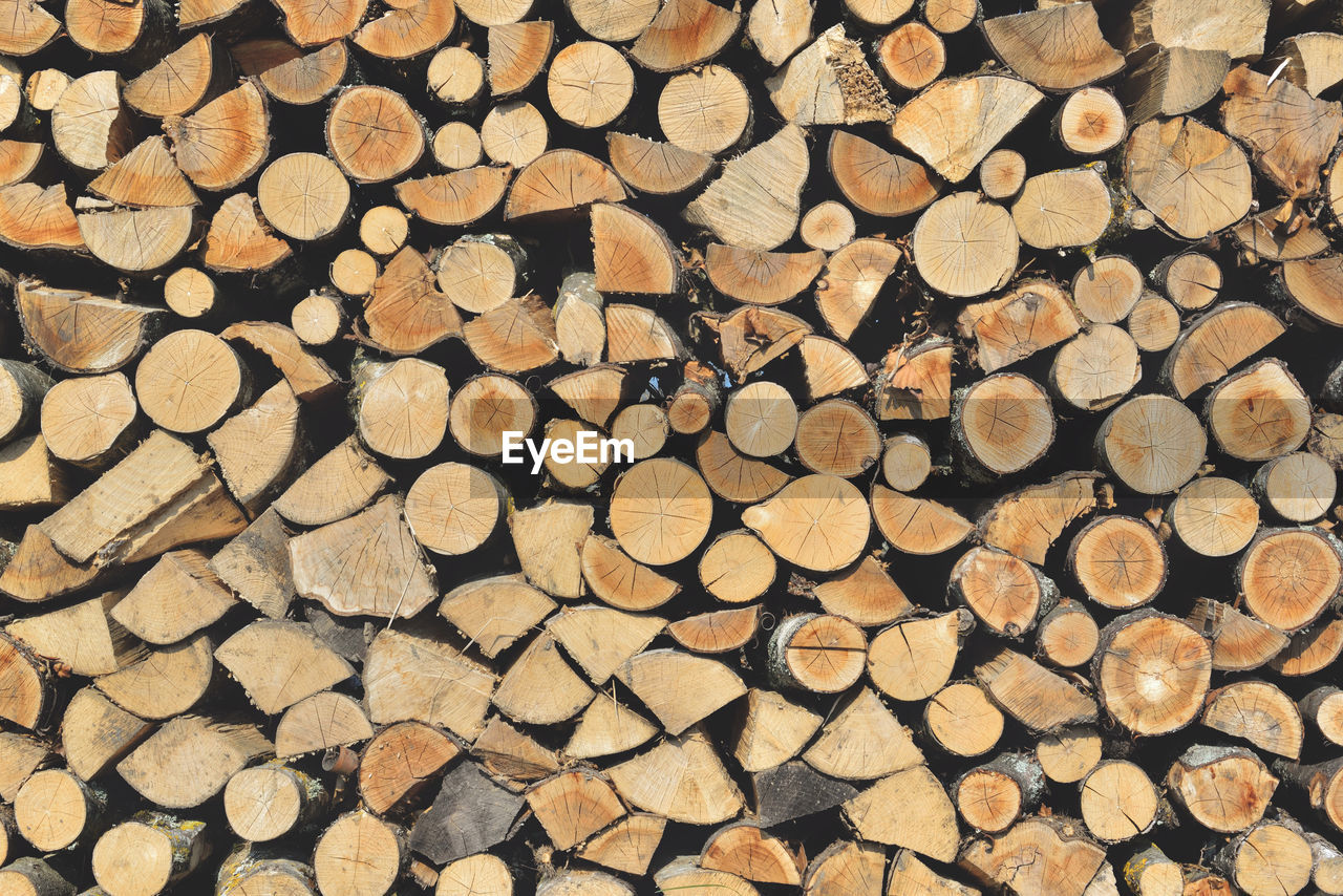 Pile of firewood seen from the front stacked and forming a bottom