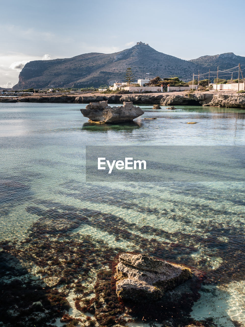 SCENIC VIEW OF SEA BY MOUNTAIN AGAINST SKY