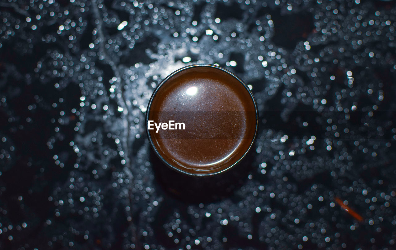 HIGH ANGLE VIEW OF COFFEE IN WATER