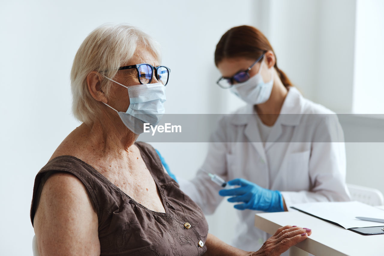 MIDSECTION OF WOMAN WORKING IN A ROOM