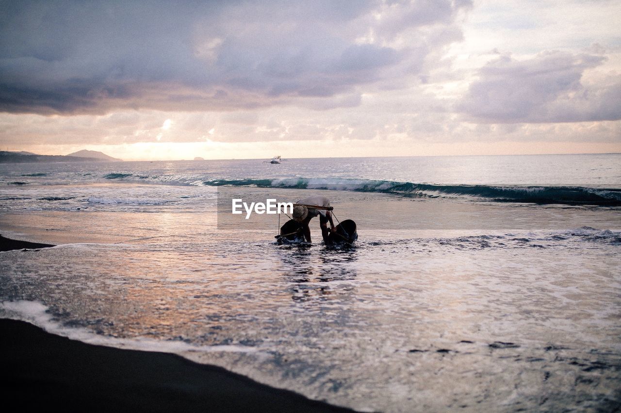 SCENIC VIEW OF SEA AGAINST SUNSET SKY