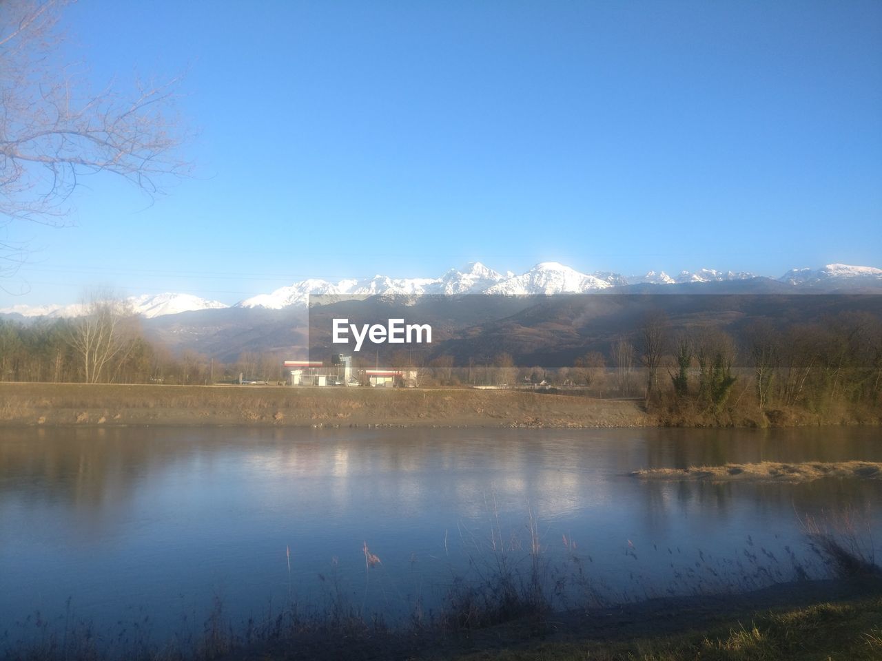 SCENIC VIEW OF LAKE BY MOUNTAINS AGAINST SKY