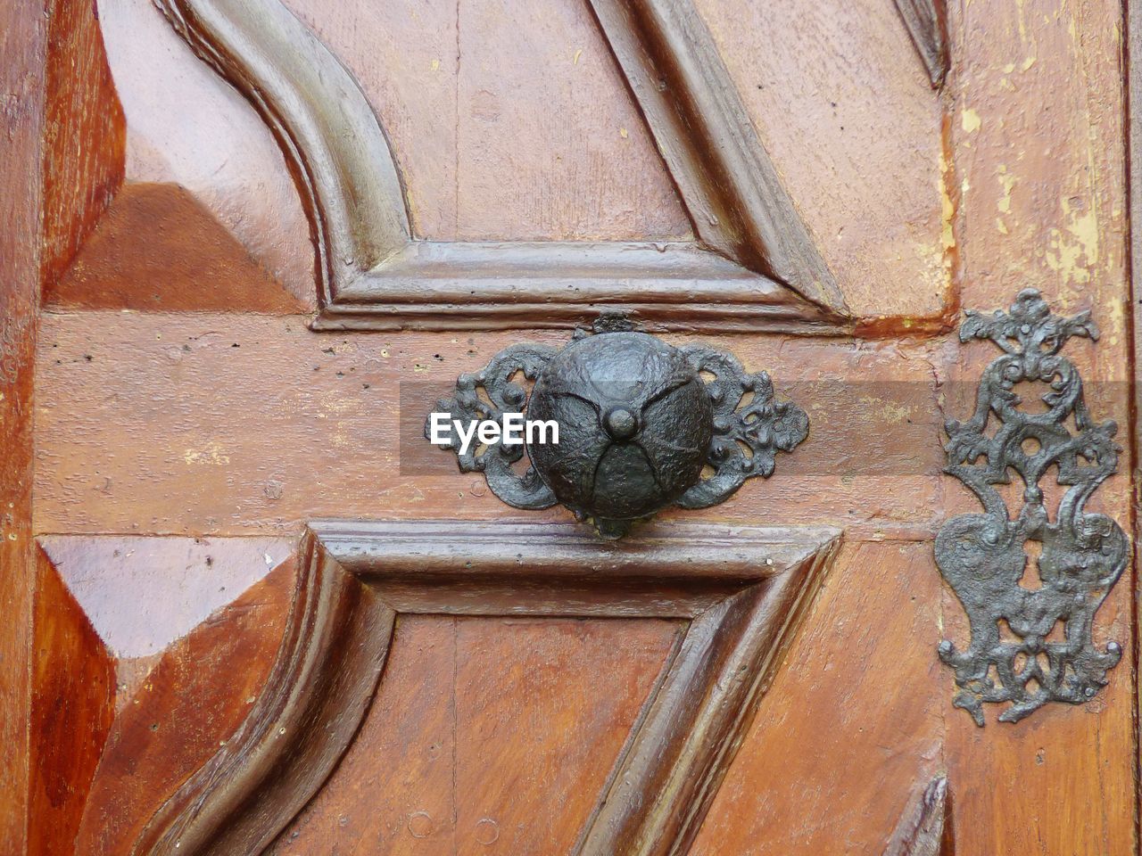 CLOSE-UP OF SCULPTURE AGAINST DOOR