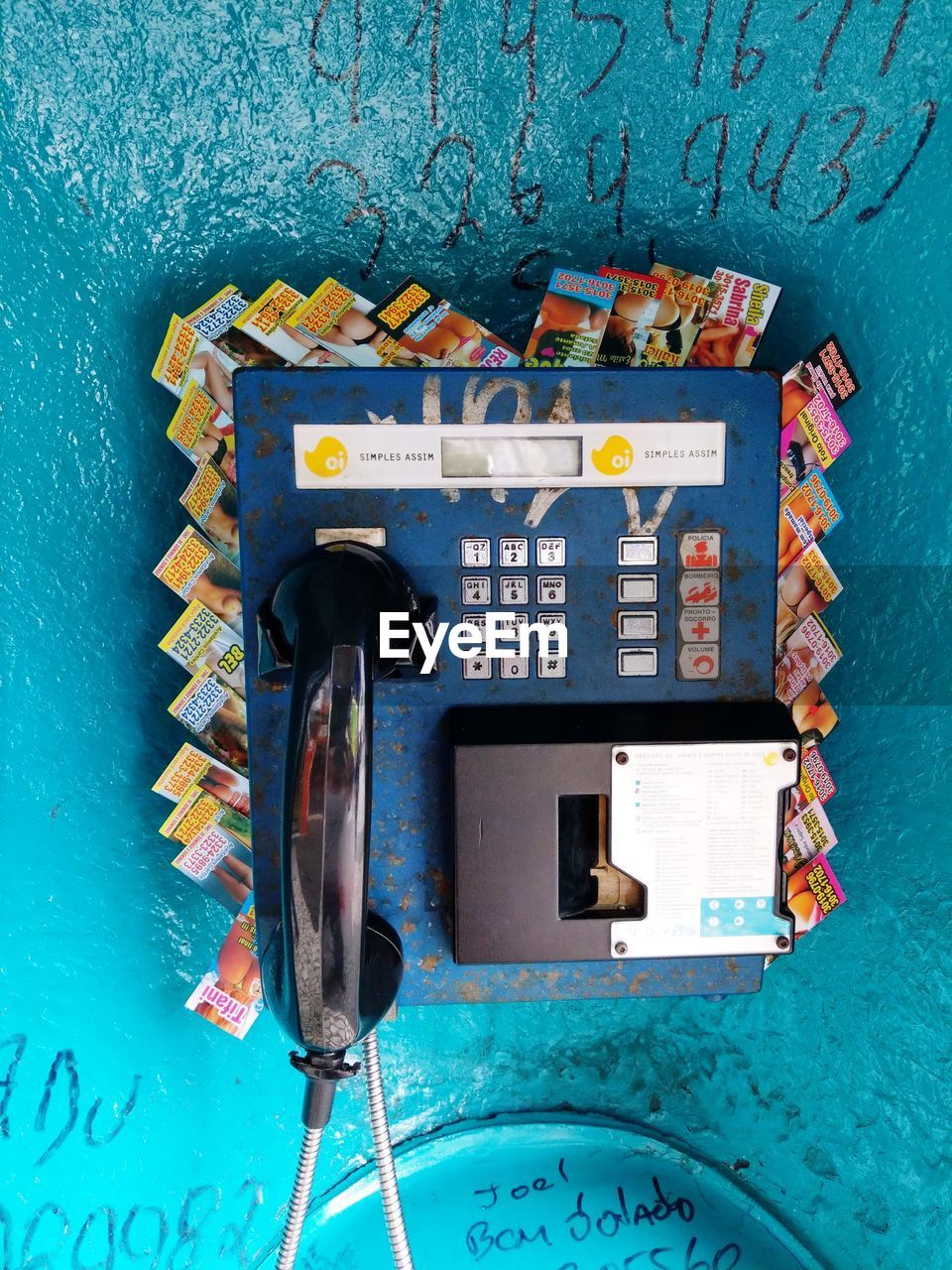 DIRECTLY ABOVE SHOT OF INFORMATION SIGN ON WALL