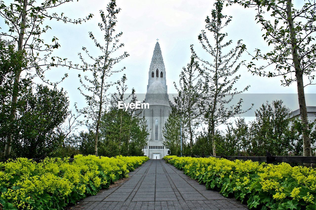 WALKWAY LEADING TO FOOTPATH