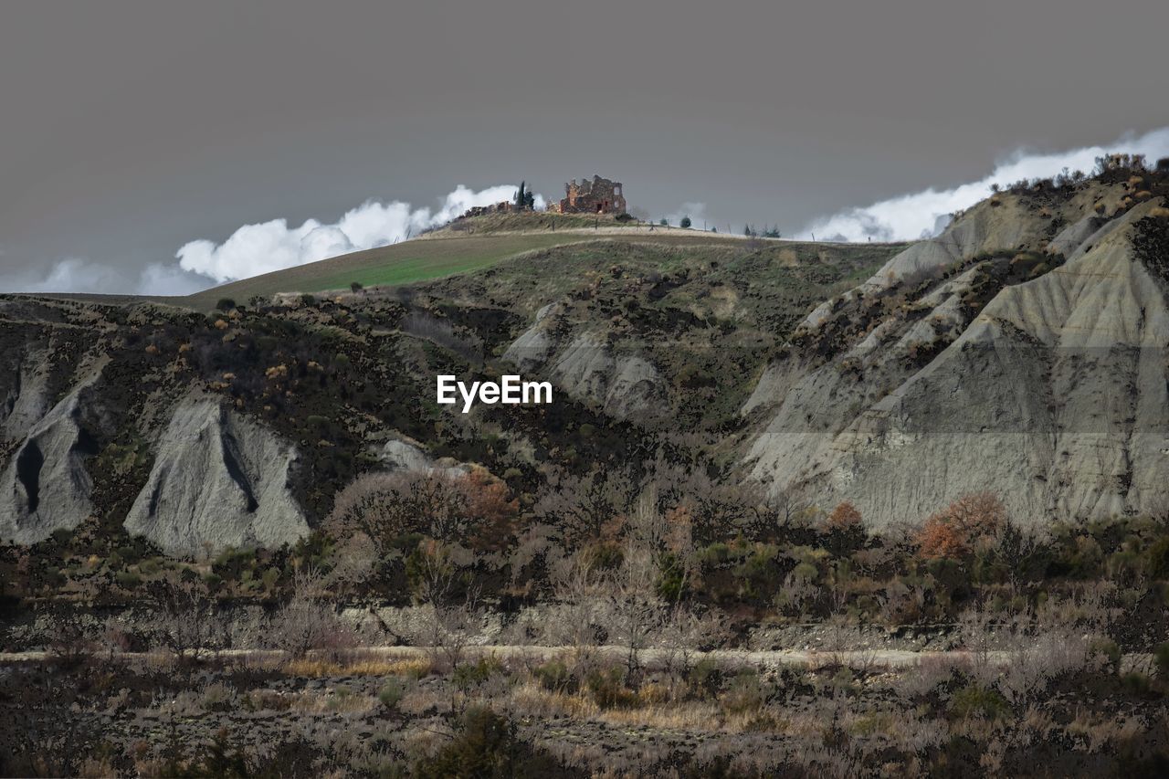 PANORAMIC VIEW OF MOUNTAIN AGAINST SKY