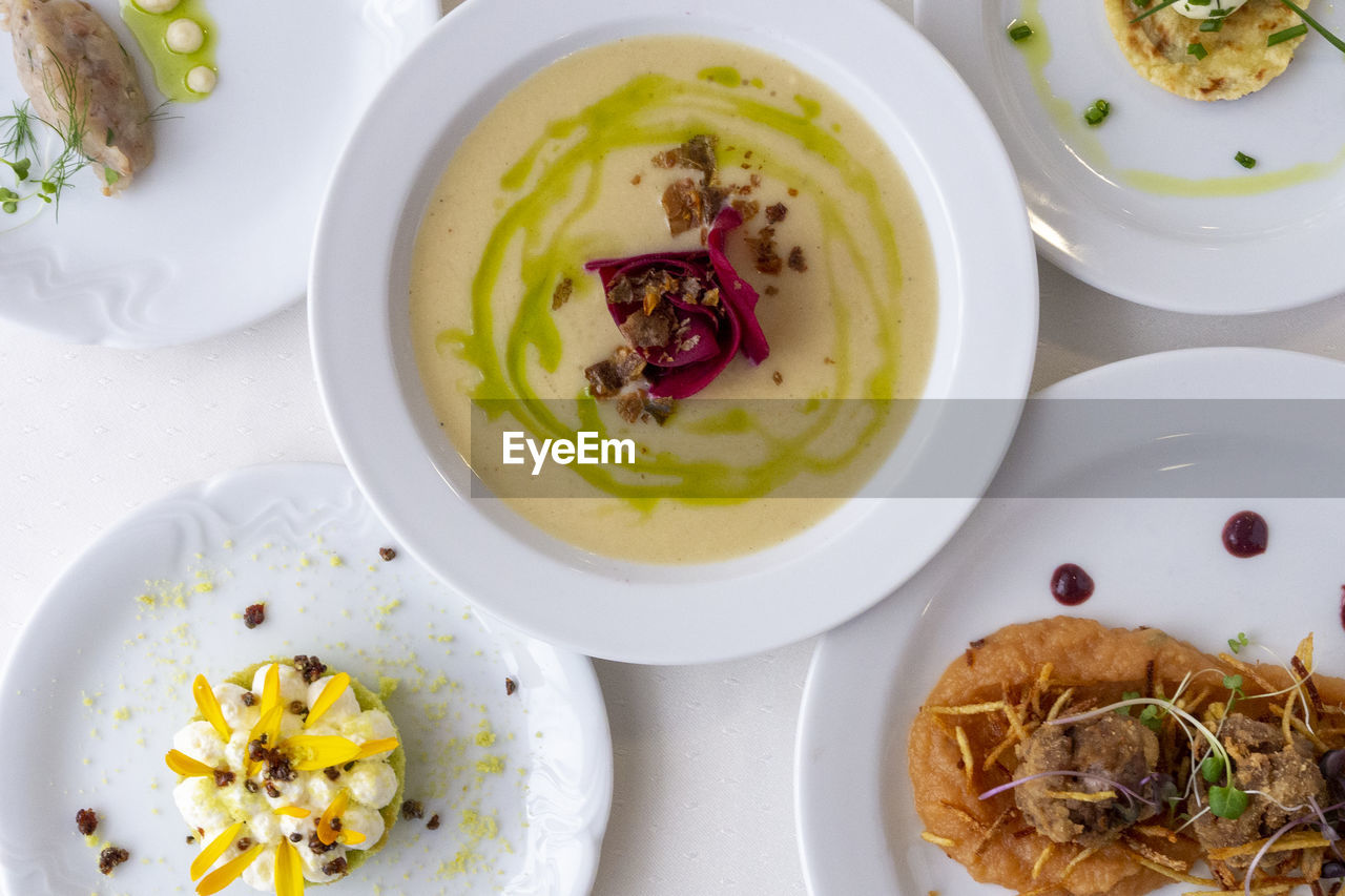 HIGH ANGLE VIEW OF FOOD IN BOWL