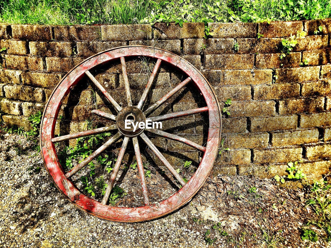 CLOSE-UP OF WHEEL