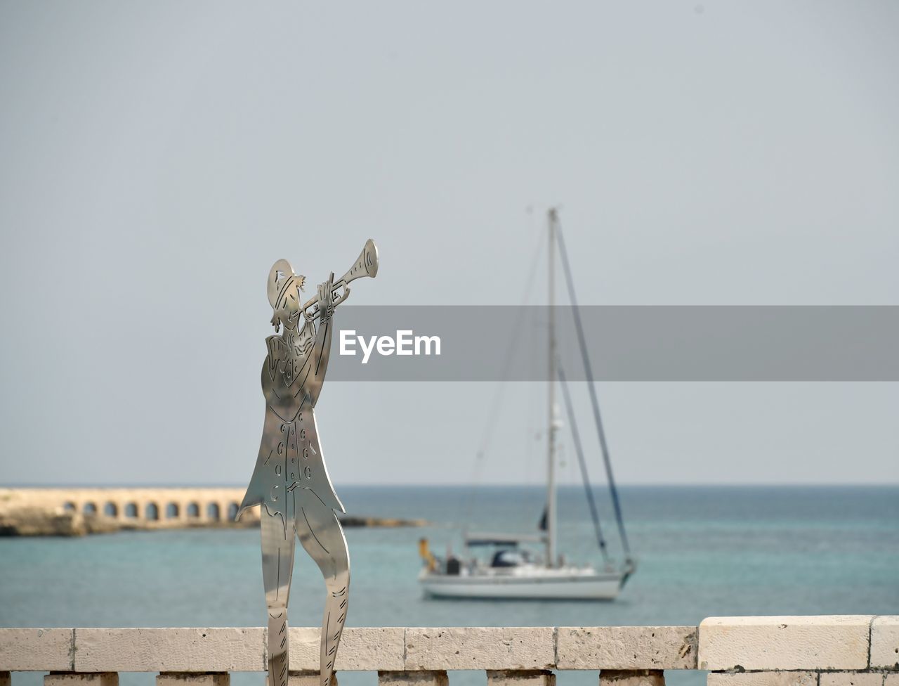 VIEW OF STATUE BY SEA AGAINST SKY