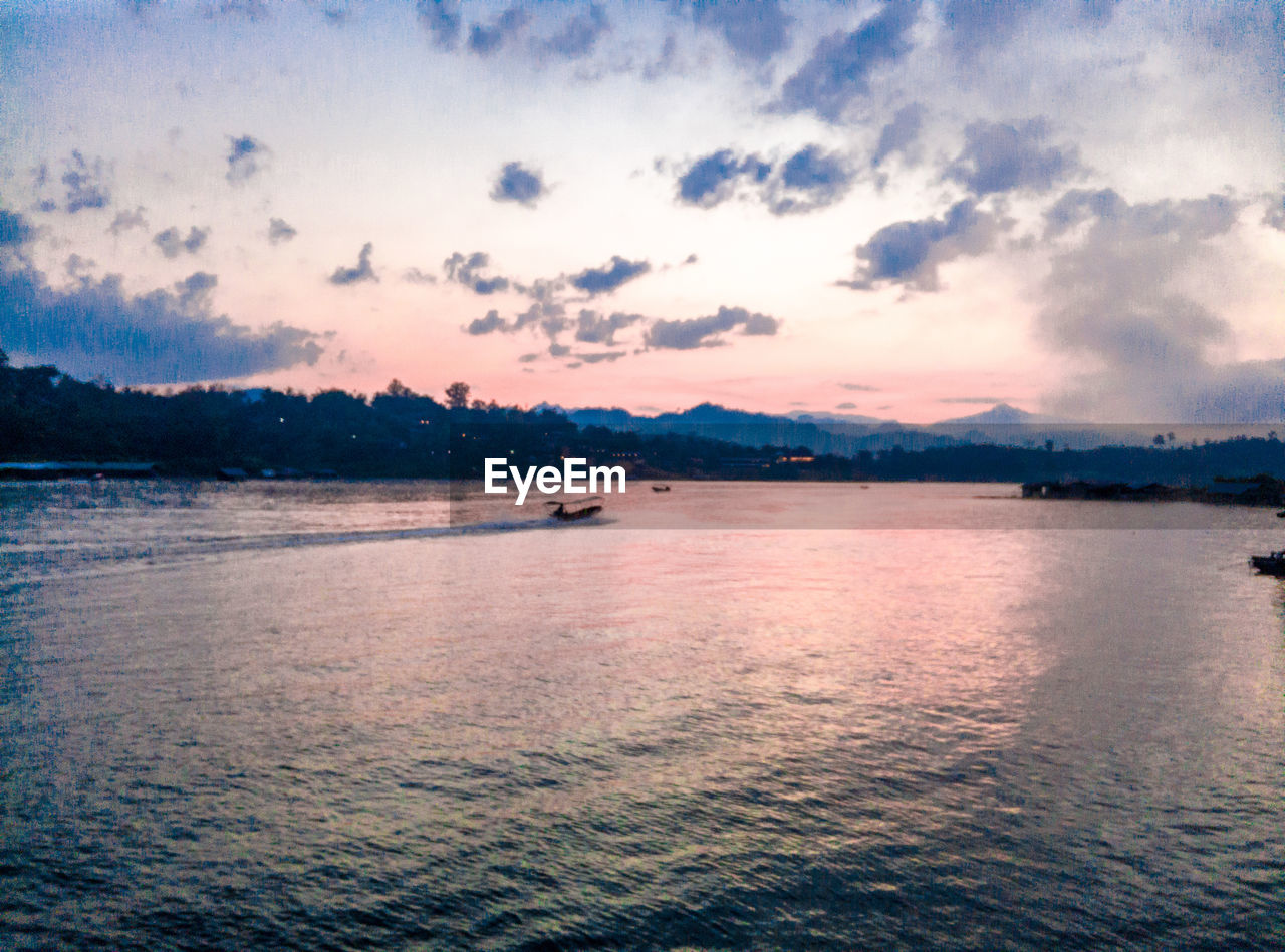 SCENIC VIEW OF SEA AND MOUNTAINS AGAINST SKY