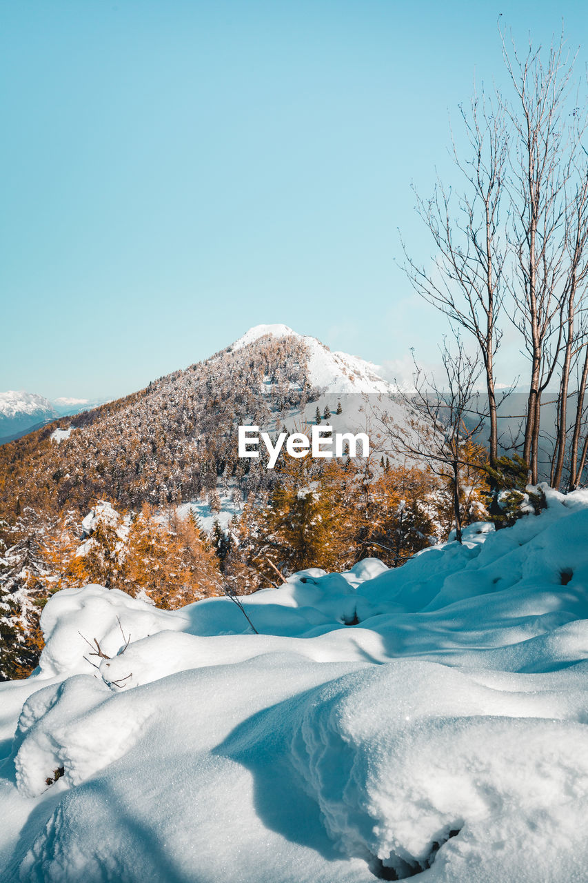 SCENIC VIEW OF SNOW COVERED LANDSCAPE AGAINST CLEAR SKY