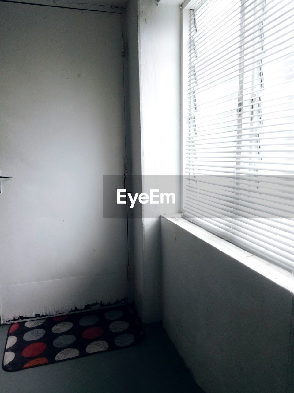 VIEW OF EMPTY ROOM WITH SHADOW