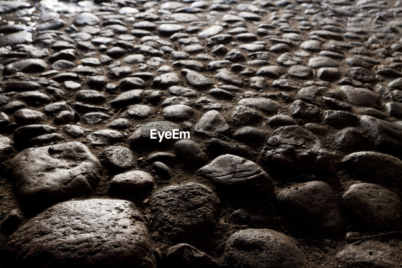 FULL FRAME SHOT OF ROCKS IN SEA