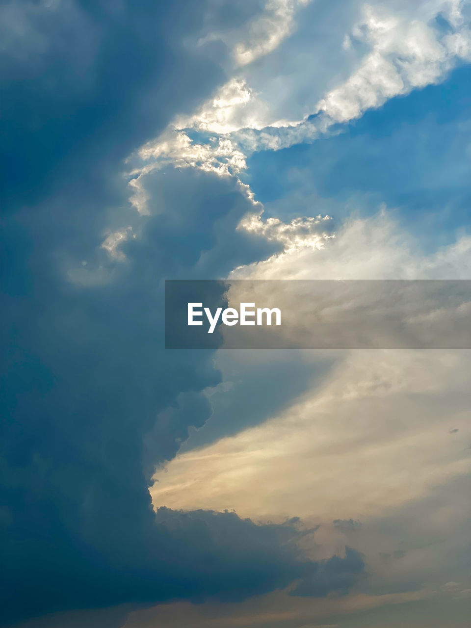 sky, cloud, beauty in nature, nature, environment, sunlight, cloudscape, scenics - nature, no people, blue, dramatic sky, tranquility, outdoors, idyllic, day, horizon, storm, tranquil scene, storm cloud, sunbeam, low angle view, water, backgrounds