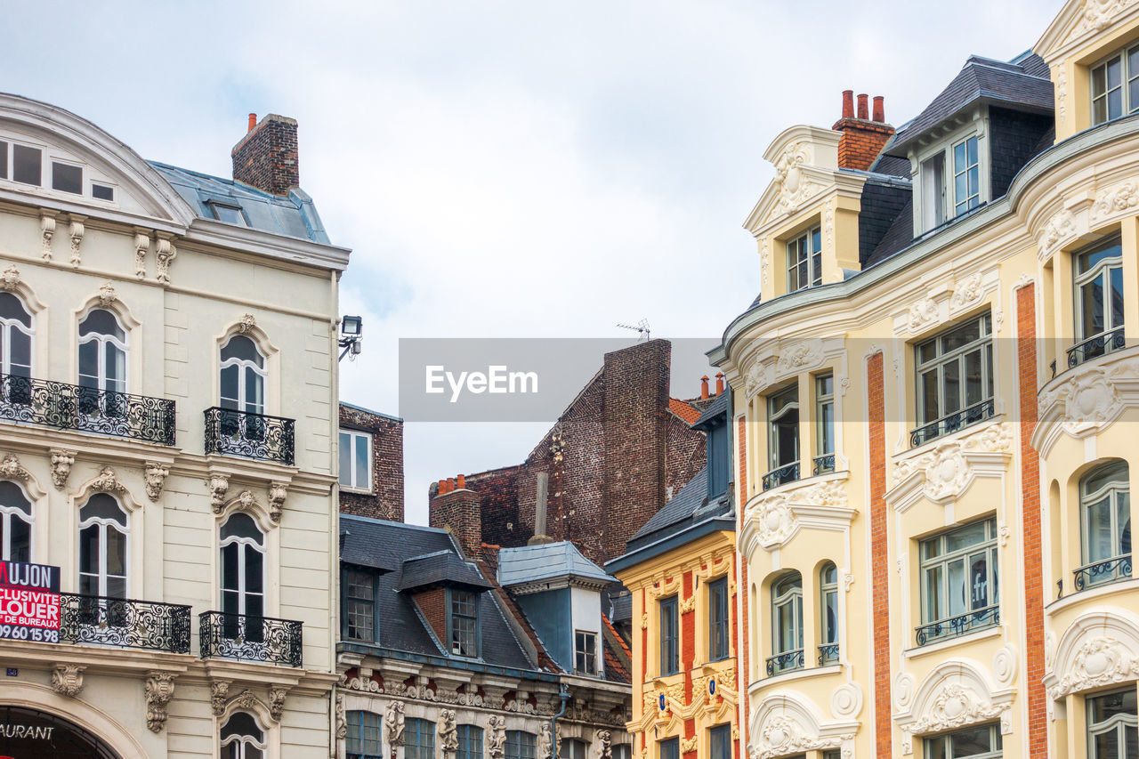 LOW ANGLE VIEW OF BUILDINGS AGAINST SKY