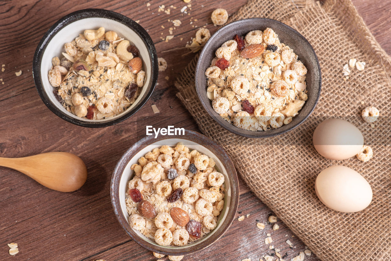 HIGH ANGLE VIEW OF BREAKFAST IN BOWL