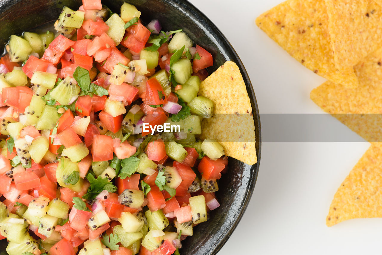 HIGH ANGLE VIEW OF VEGETABLES IN BOWL