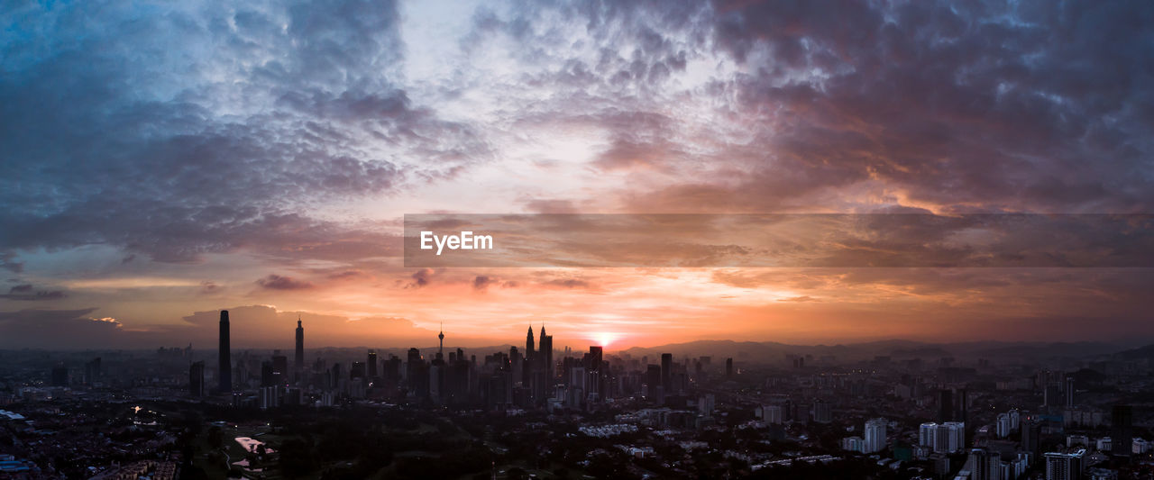 PANORAMIC VIEW OF CITY AGAINST CLOUDY SKY