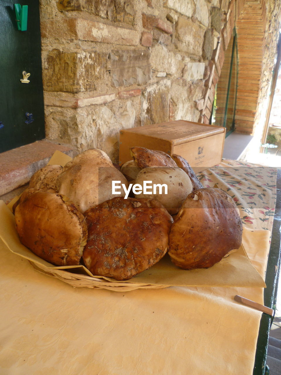 CLOSE-UP OF FOOD ON TABLE