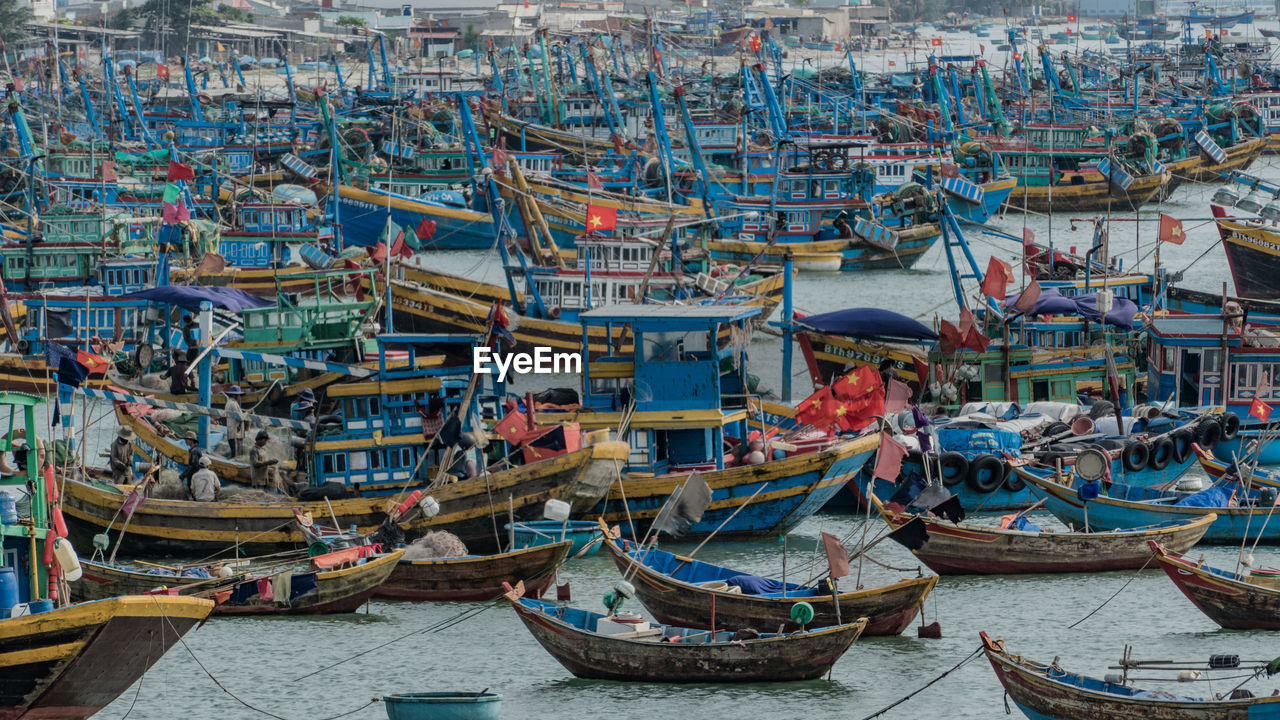 HIGH ANGLE VIEW OF FISHING BOATS IN HARBOR