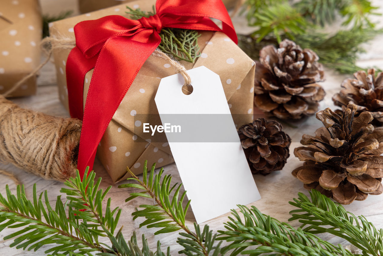 CLOSE-UP OF CHRISTMAS ORNAMENTS ON TABLE