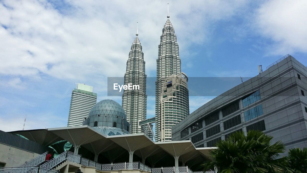 LOW ANGLE VIEW OF BUILDINGS AGAINST SKY