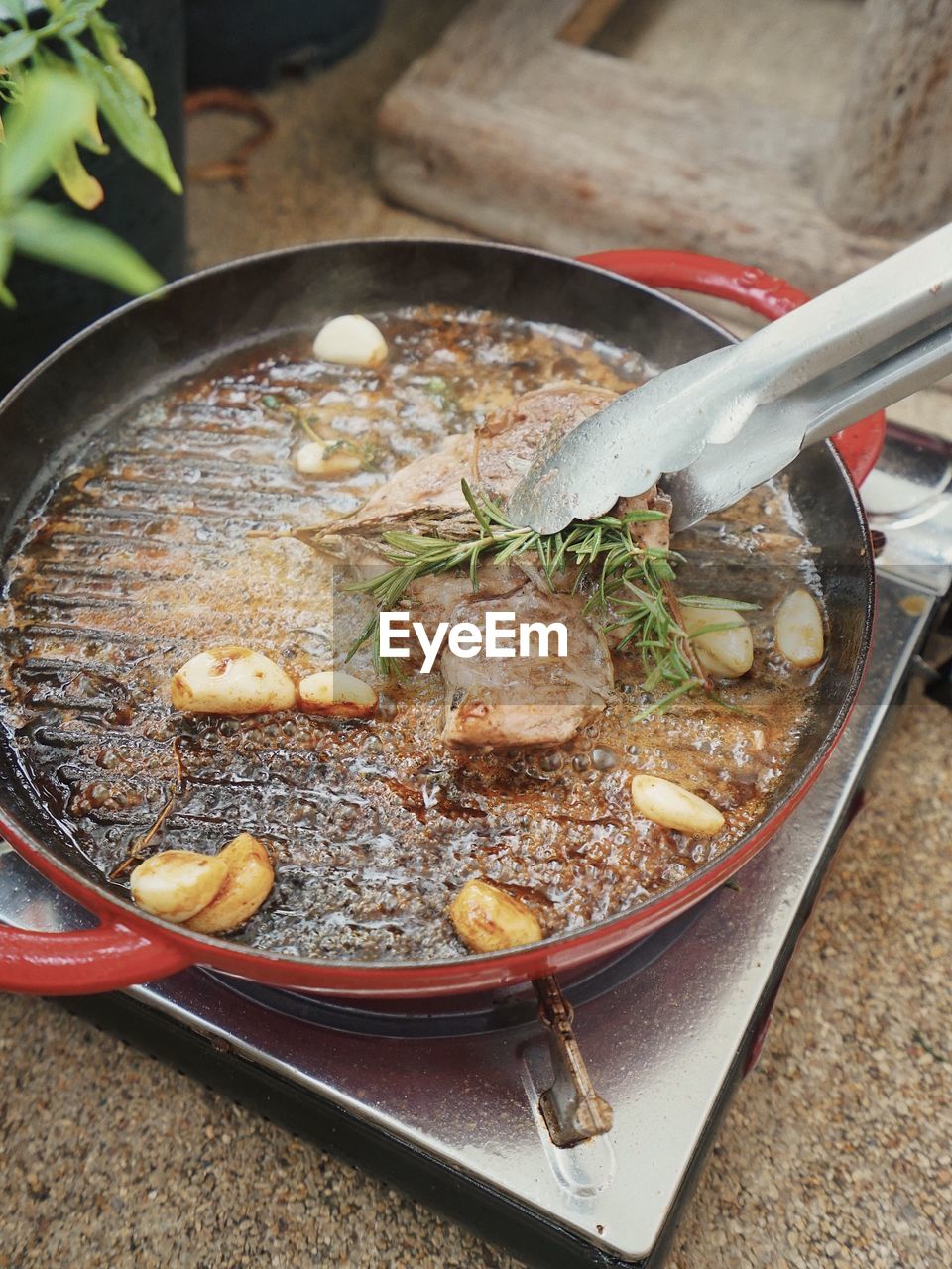 HIGH ANGLE VIEW OF FOOD IN KITCHEN