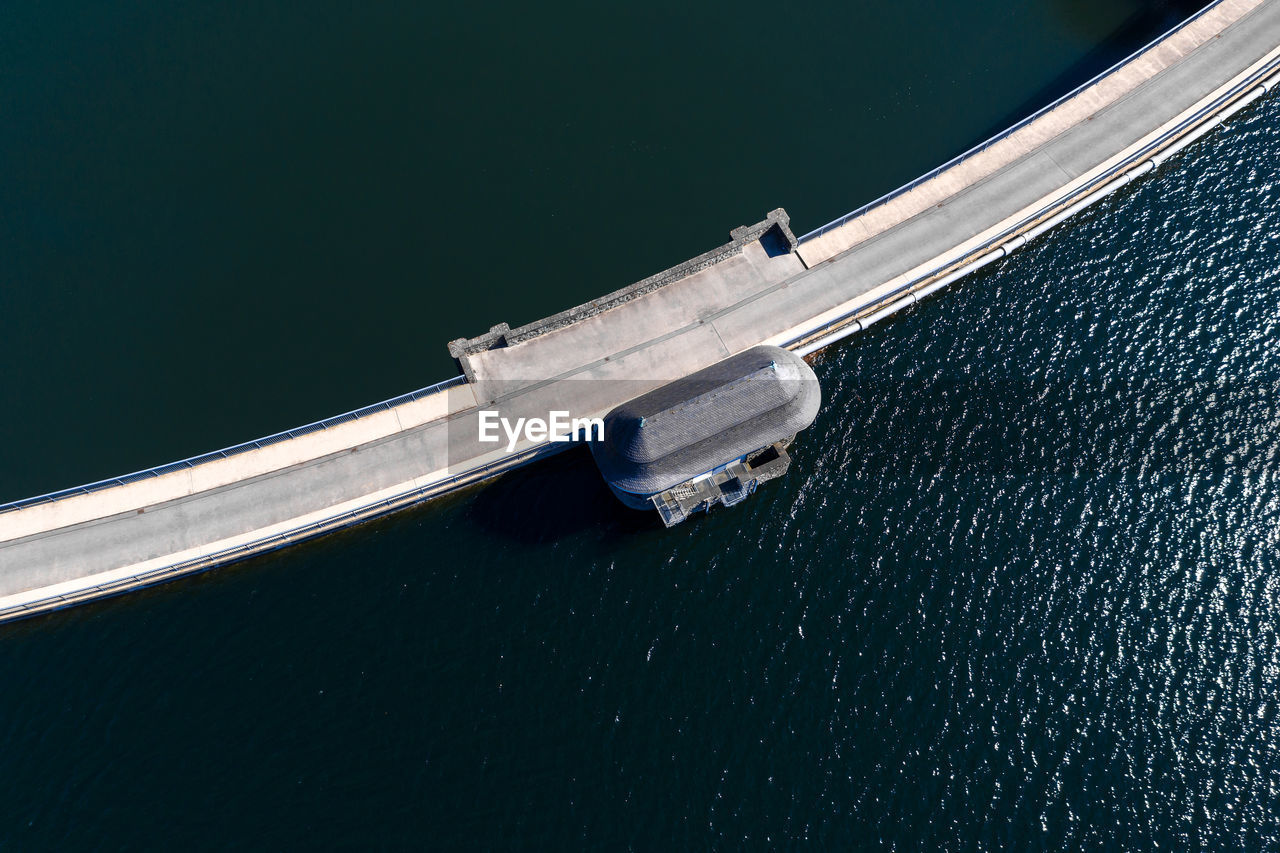 HIGH ANGLE VIEW OF BRIDGE AGAINST SEA