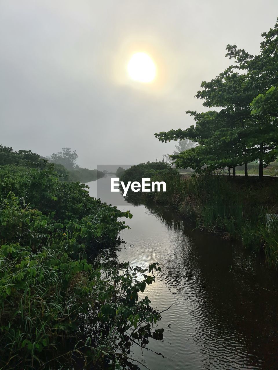 SCENIC VIEW OF LAKE AGAINST SKY DURING SUNRISE