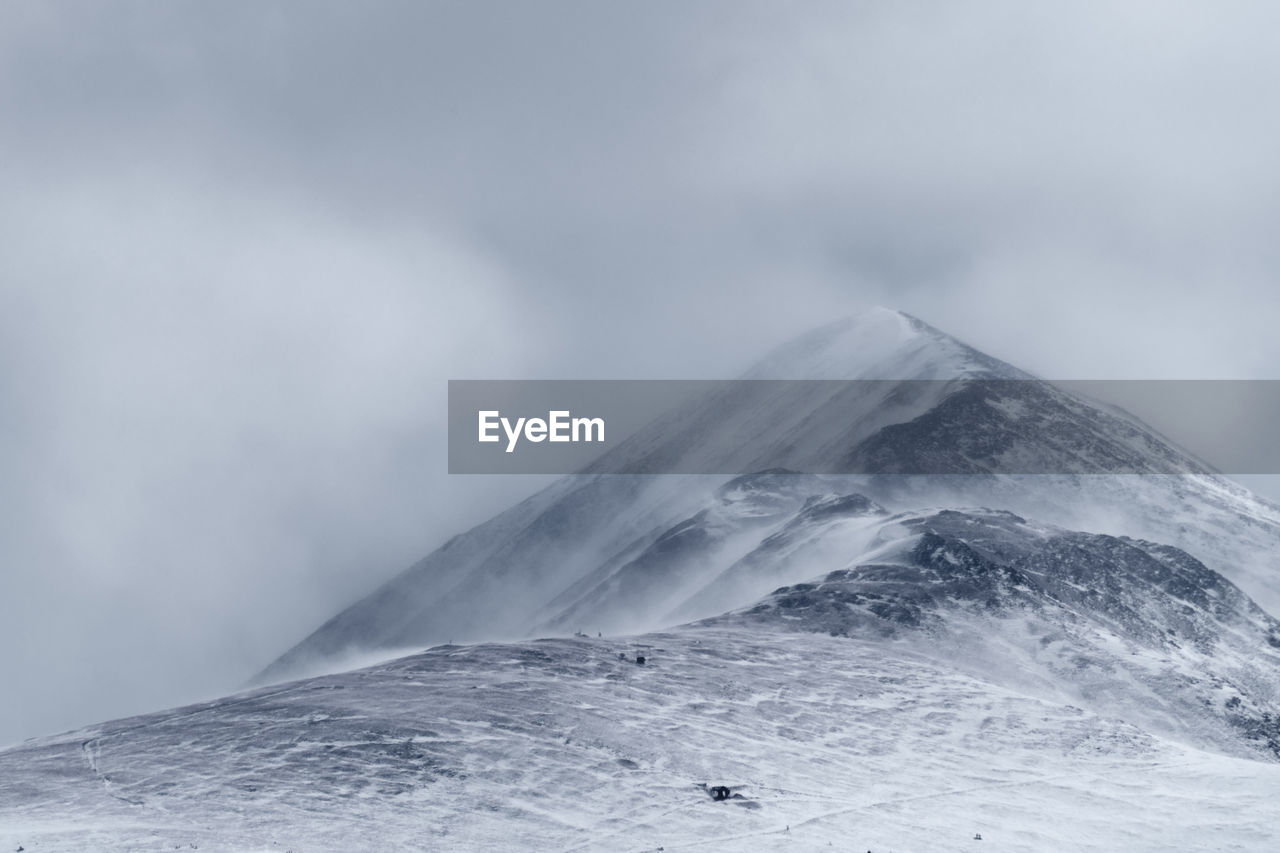 SNOWCAPPED MOUNTAINS AGAINST SKY