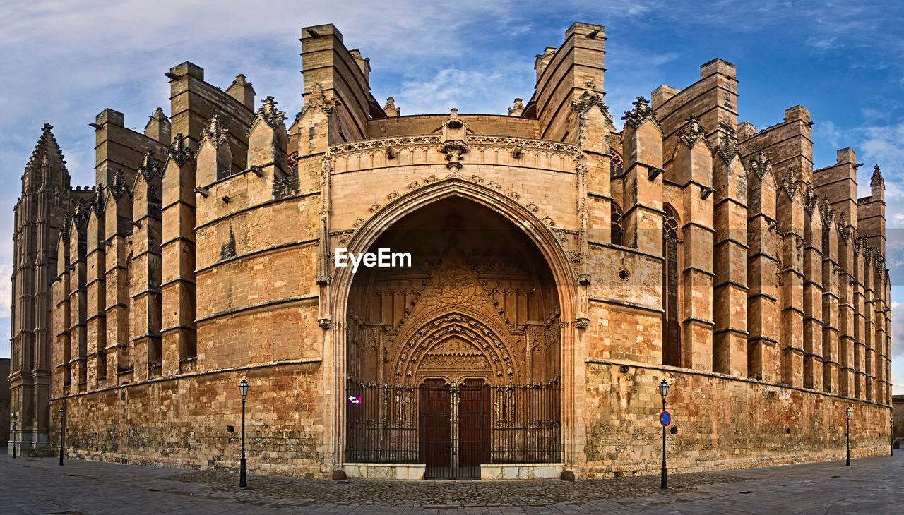 Exterior of historic building de  against sky