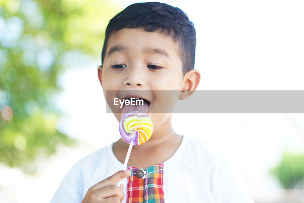 PORTRAIT OF A BOY HOLDING ICE CREAM