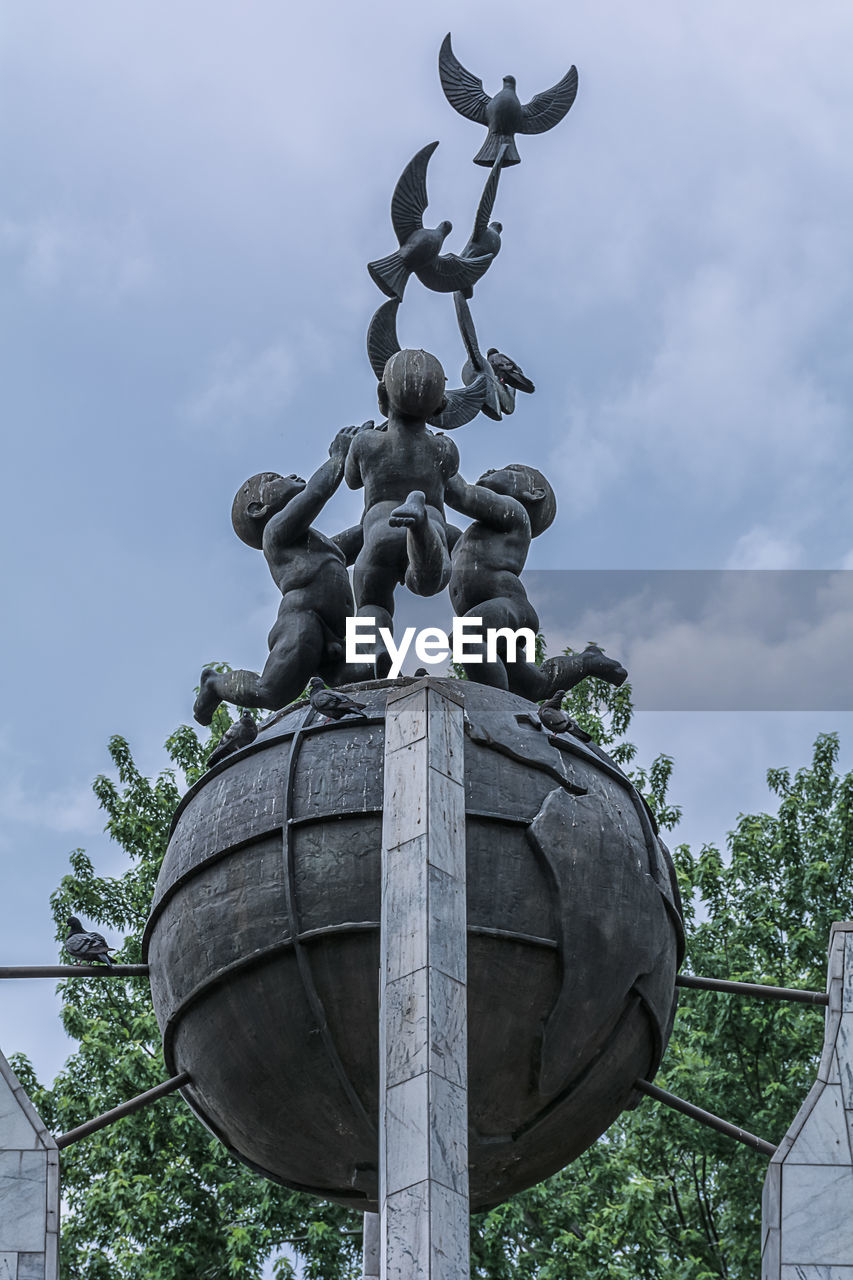 LOW ANGLE VIEW OF STATUE