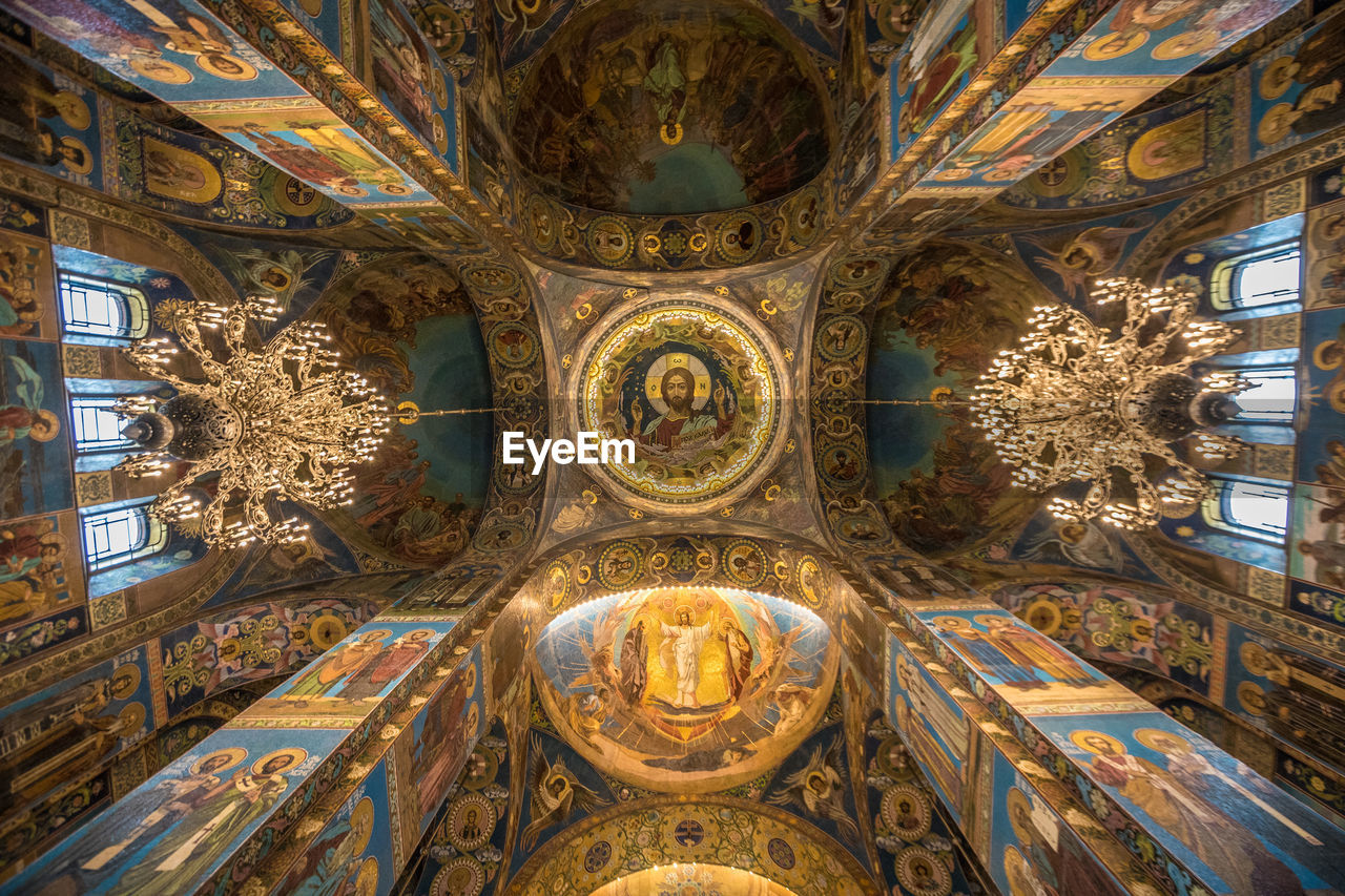 LOW ANGLE VIEW OF ORNATE CEILING OF HISTORIC BUILDING