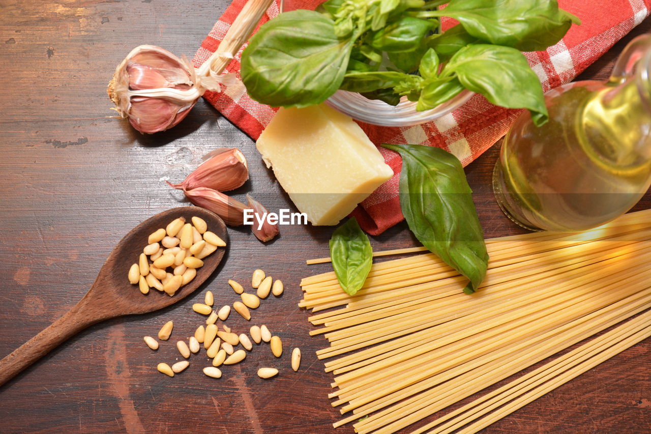 HIGH ANGLE VIEW OF VEGETABLES IN CONTAINER