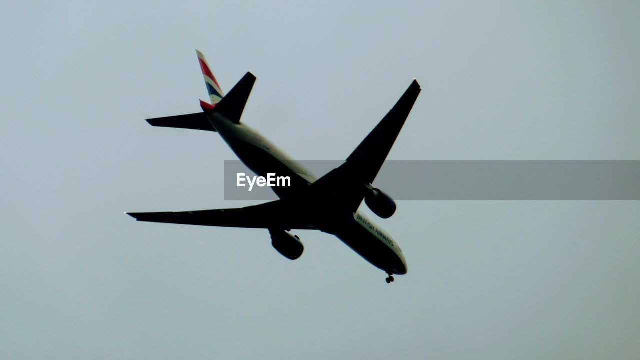 LOW ANGLE VIEW OF AIRPLANES FLYING AGAINST SKY