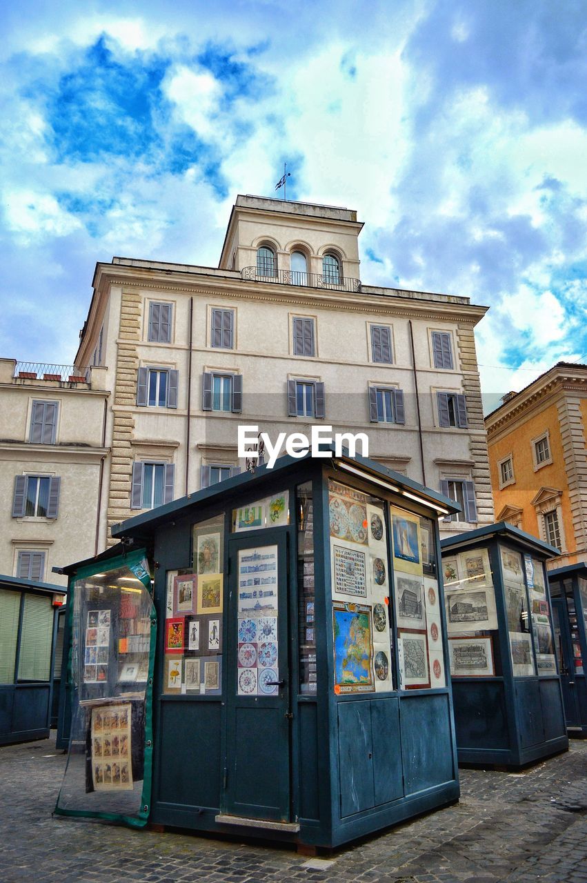 Piazza borghese - roma