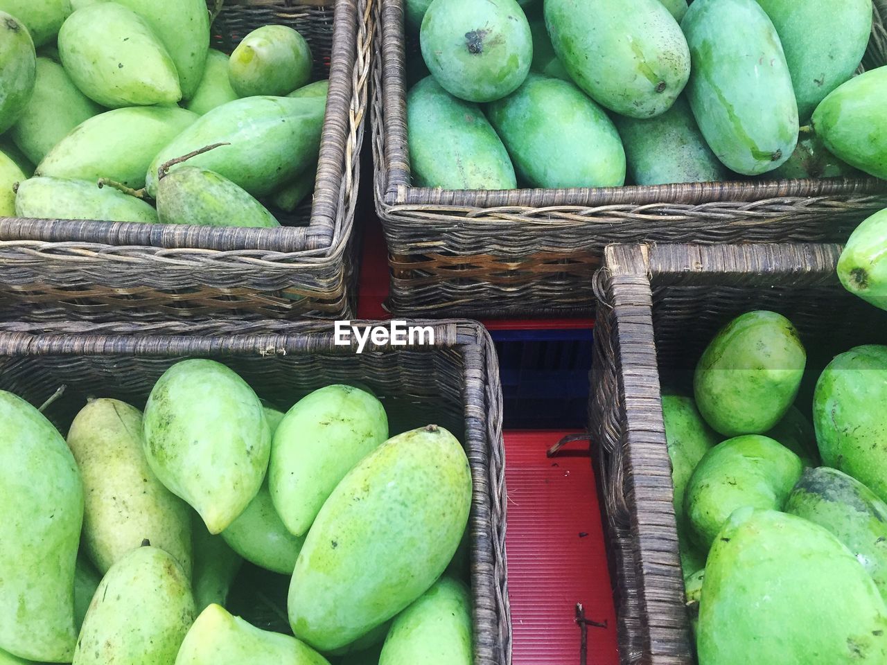 HIGH ANGLE VIEW OF GREEN FRUITS IN BASKET