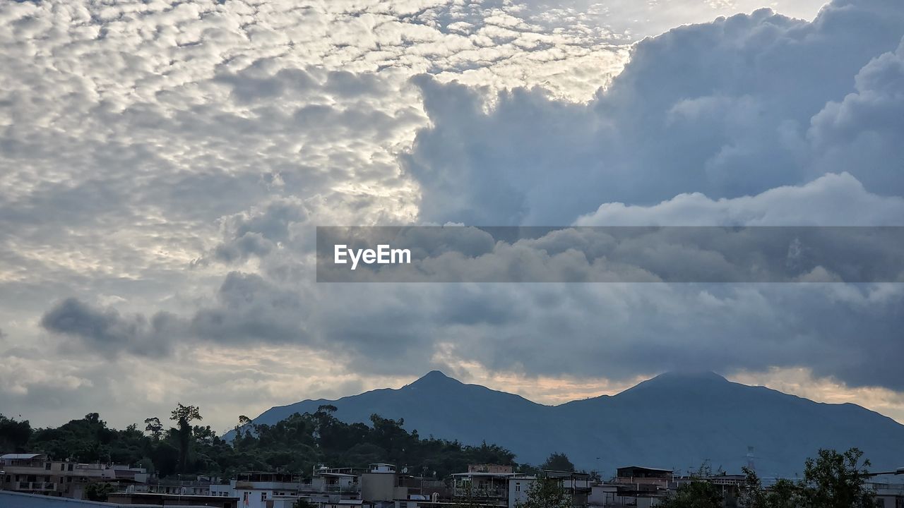 PANORAMIC SHOT OF TOWNSCAPE AGAINST MOUNTAIN RANGE