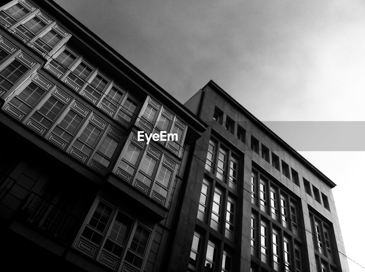 LOW ANGLE VIEW OF MODERN BUILDING IN CITY AGAINST SKY